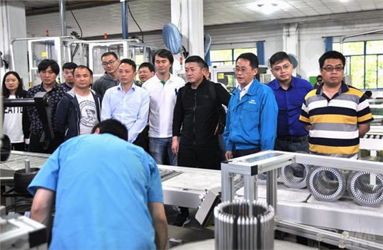 皖南电机总经理陈学锋向客人介绍公司生产情况