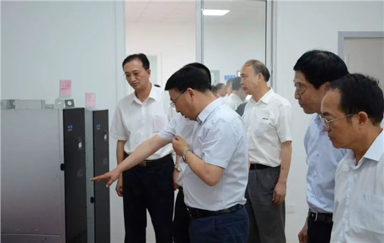 皖南电机：县领导正在参观华辰公司产品展厅