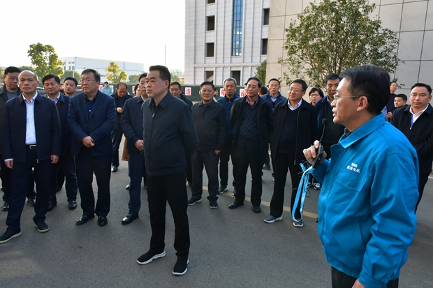 市委书记孔晓宏（前排中）在皖南电气公司年产1000万kW中小功率超高效电动机制造基地项目现场